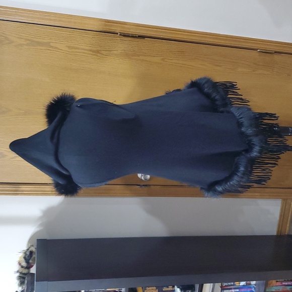 Northen Angel Faux Fur Trimmed Hooded Sleeveless Fringed Top - Picture 5 of 10